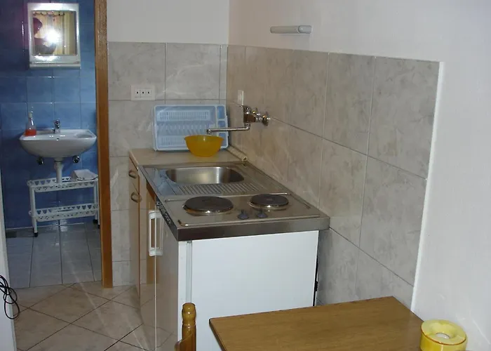 For 2 Persons דירה *